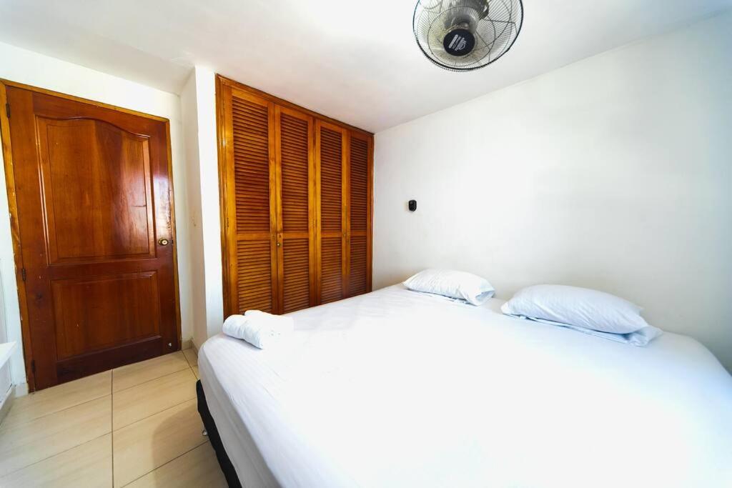 El Bendecido. Amplio apartamento entero con excelente ubicación y parqueadero privado gratis las 24 Horas.