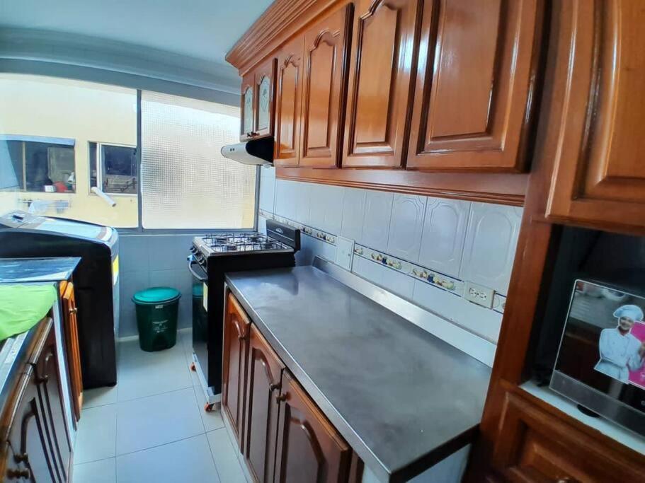El Bendecido. Amplio apartamento entero con excelente ubicación y parqueadero privado gratis las 24 Horas.