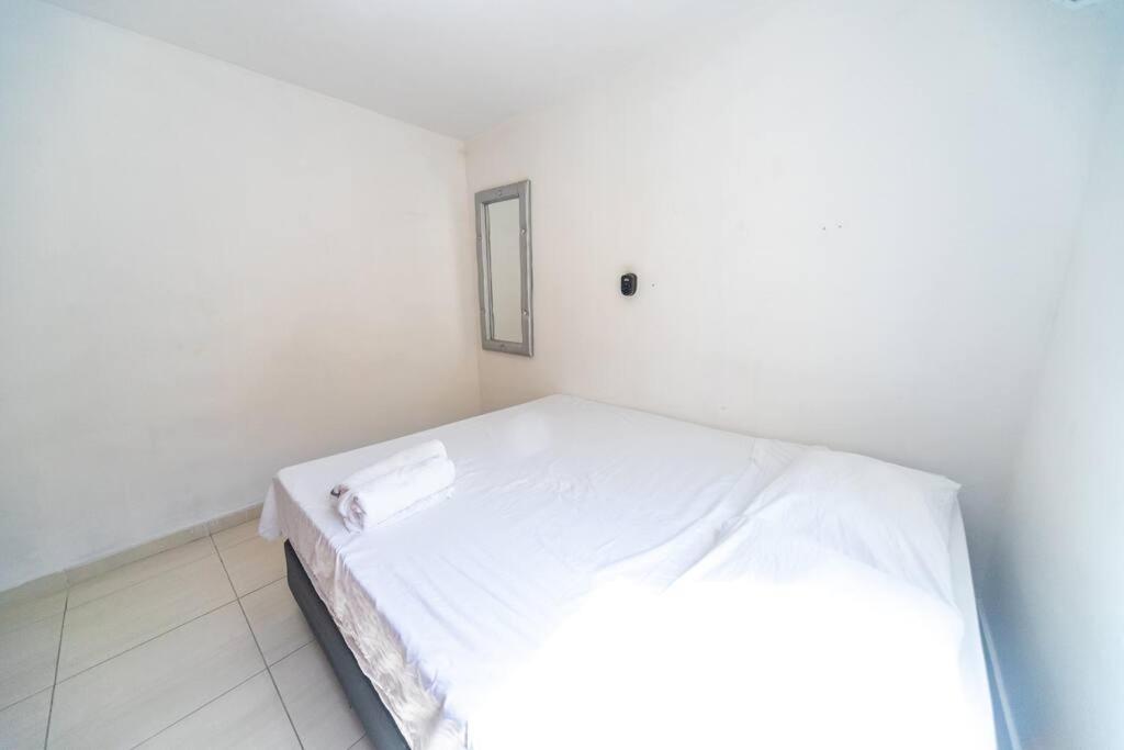 El Bendecido. Amplio apartamento entero con excelente ubicación y parqueadero privado gratis las 24 Horas.