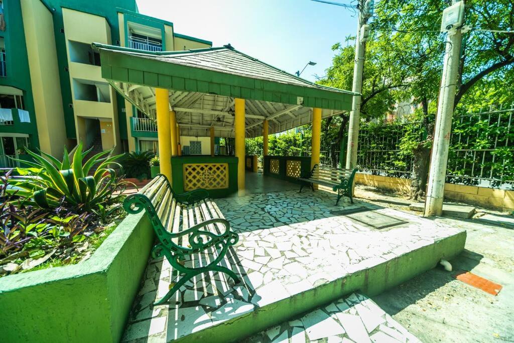 El Bendecido. Amplio apartamento entero con excelente ubicación y parqueadero privado gratis las 24 Horas.