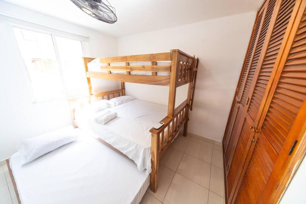 El Bendecido. Amplio apartamento entero con excelente ubicación y parqueadero privado gratis las 24 Horas.