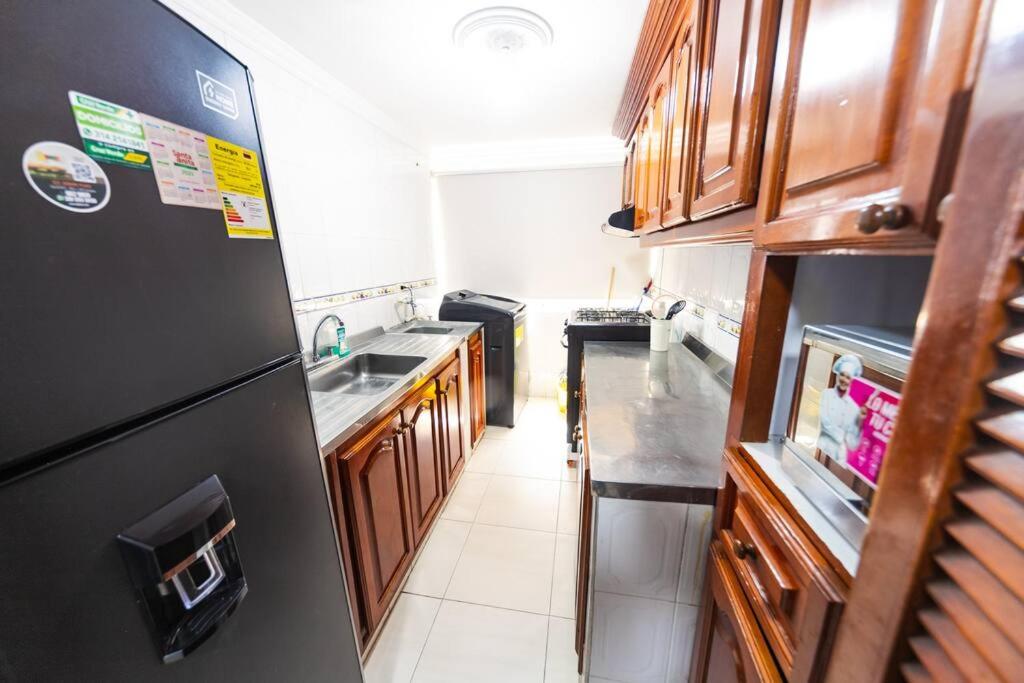 El Bendecido. Amplio apartamento entero con excelente ubicación y parqueadero privado gratis las 24 Horas.