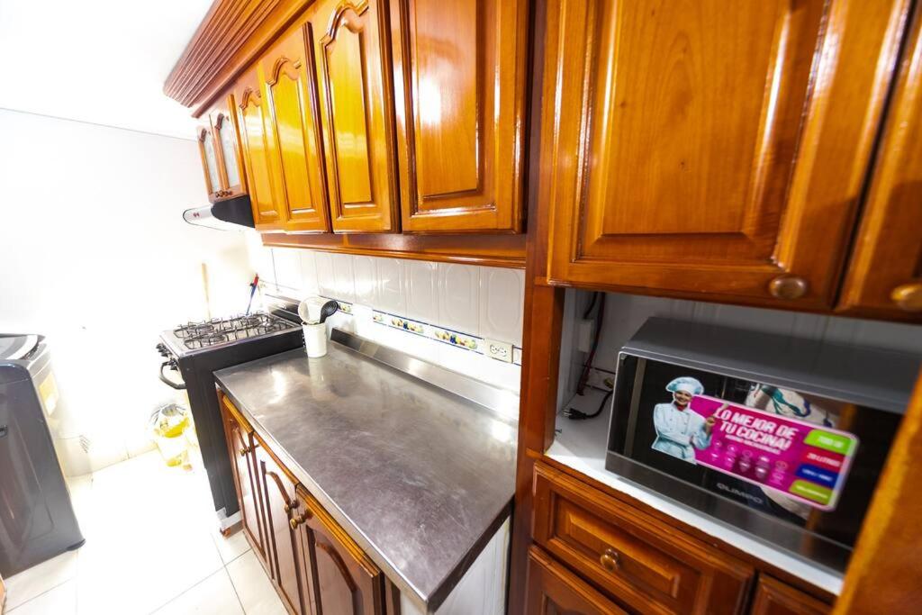 El Bendecido. Amplio apartamento entero con excelente ubicación y parqueadero privado gratis las 24 Horas.