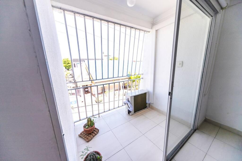 El Bendecido. Amplio apartamento entero con excelente ubicación y parqueadero privado gratis las 24 Horas.