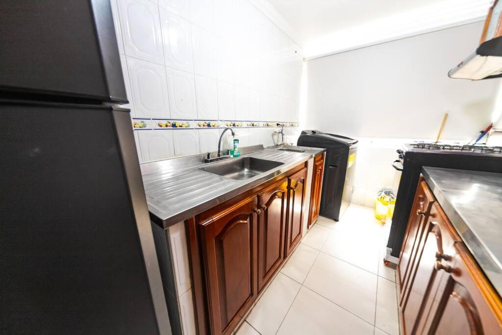 El Bendecido. Amplio apartamento entero con excelente ubicación y parqueadero privado gratis las 24 Horas.