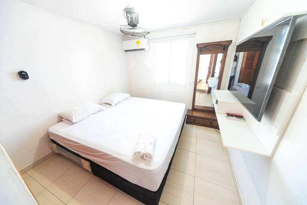 El Bendecido. Amplio apartamento entero con excelente ubicación y parqueadero privado gratis las 24 Horas.