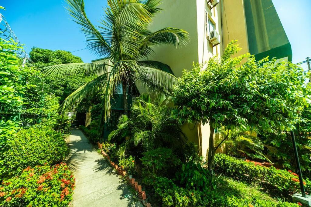 El Bendecido. Amplio apartamento entero con excelente ubicación y parqueadero privado gratis las 24 Horas.