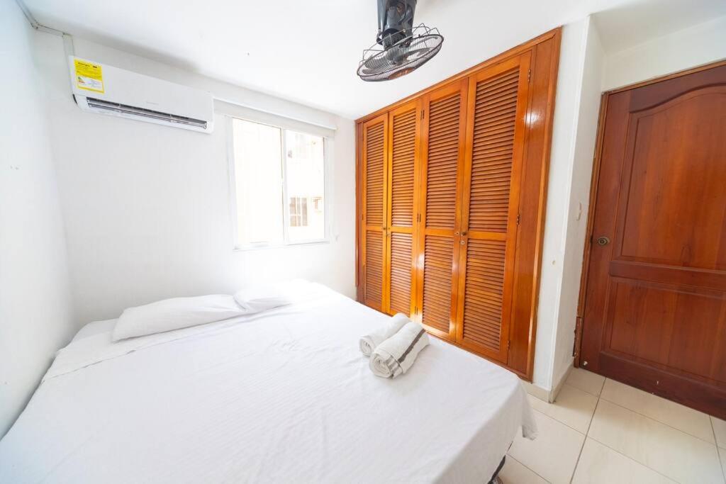 El Bendecido. Amplio apartamento entero con excelente ubicación y parqueadero privado gratis las 24 Horas.