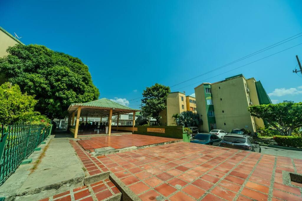 El Bendecido. Amplio apartamento entero con excelente ubicación y parqueadero privado gratis las 24 Horas.