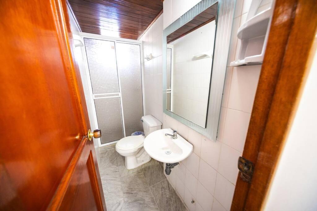 El Bendecido. Amplio apartamento entero con excelente ubicación y parqueadero privado gratis las 24 Horas.
