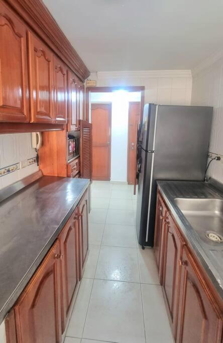 El Bendecido. Amplio apartamento entero con excelente ubicación y parqueadero privado gratis las 24 Horas.