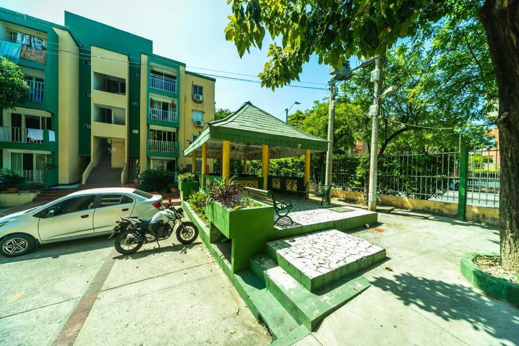 El Bendecido. Amplio apartamento entero con excelente ubicación y parqueadero privado gratis las 24 Horas.