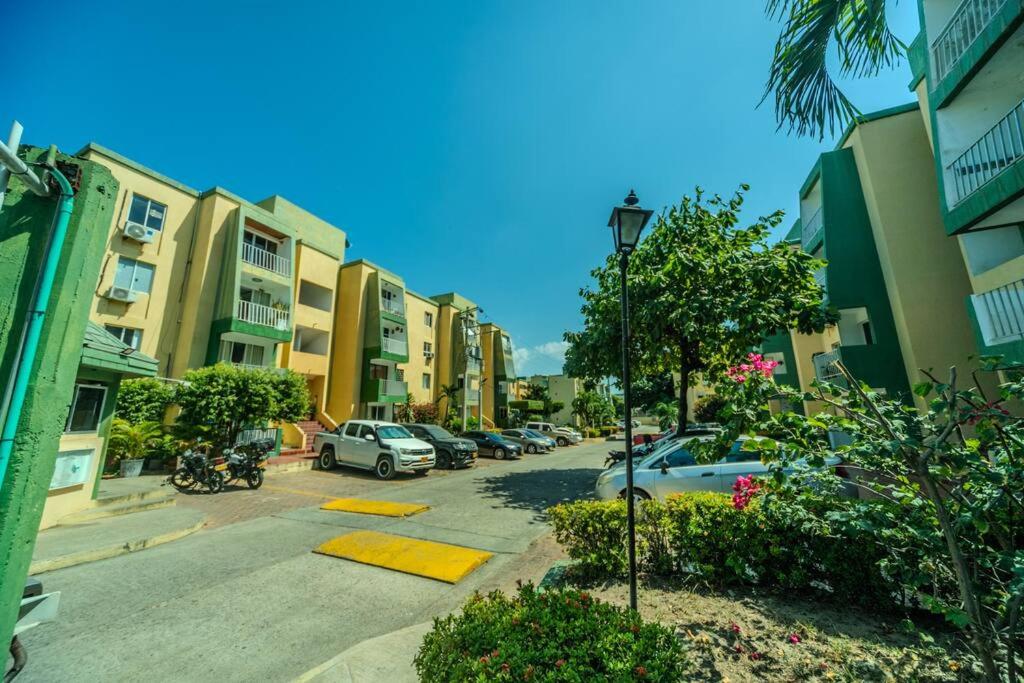 El Bendecido. Amplio apartamento entero con excelente ubicación y parqueadero privado gratis las 24 Horas.