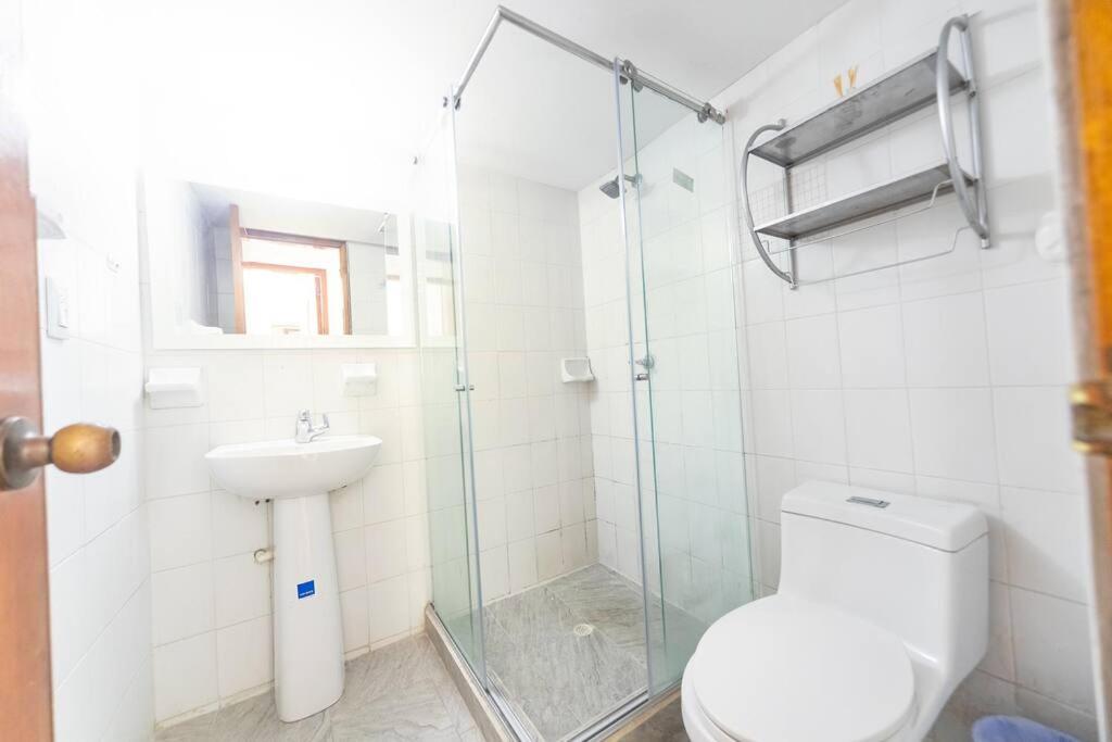 El Bendecido. Amplio apartamento entero con excelente ubicación y parqueadero privado gratis las 24 Horas.