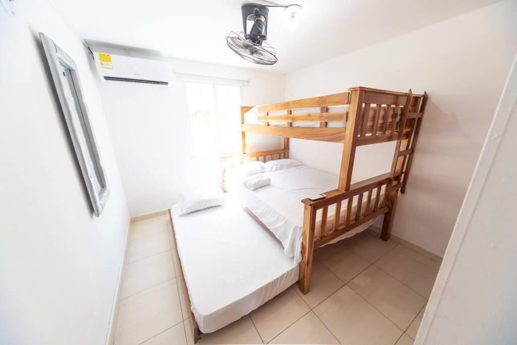 El Bendecido. Amplio apartamento entero con excelente ubicación y parqueadero privado gratis las 24 Horas.