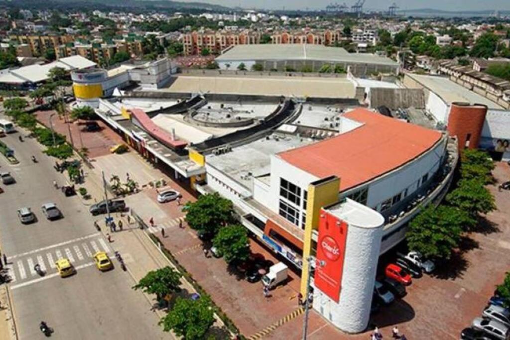 El Bendecido. Amplio apartamento entero con excelente ubicación y parqueadero privado gratis las 24 Horas.