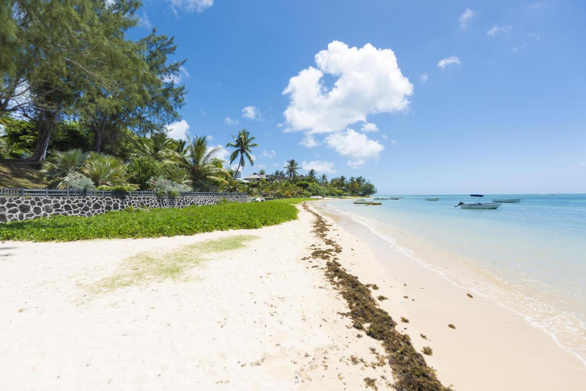 Cosy private bungalow pool 5 mins to beach view 3