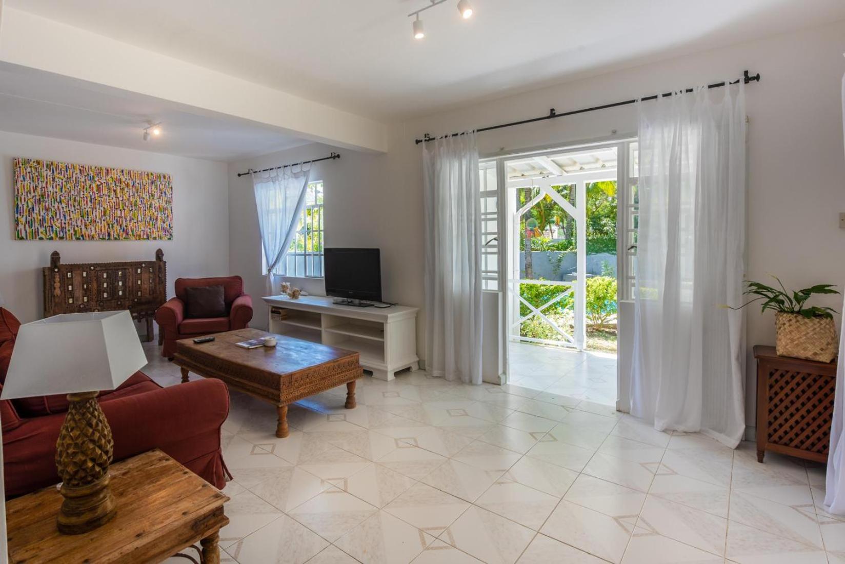 Cosy private bungalow pool 5 mins to beach view 5