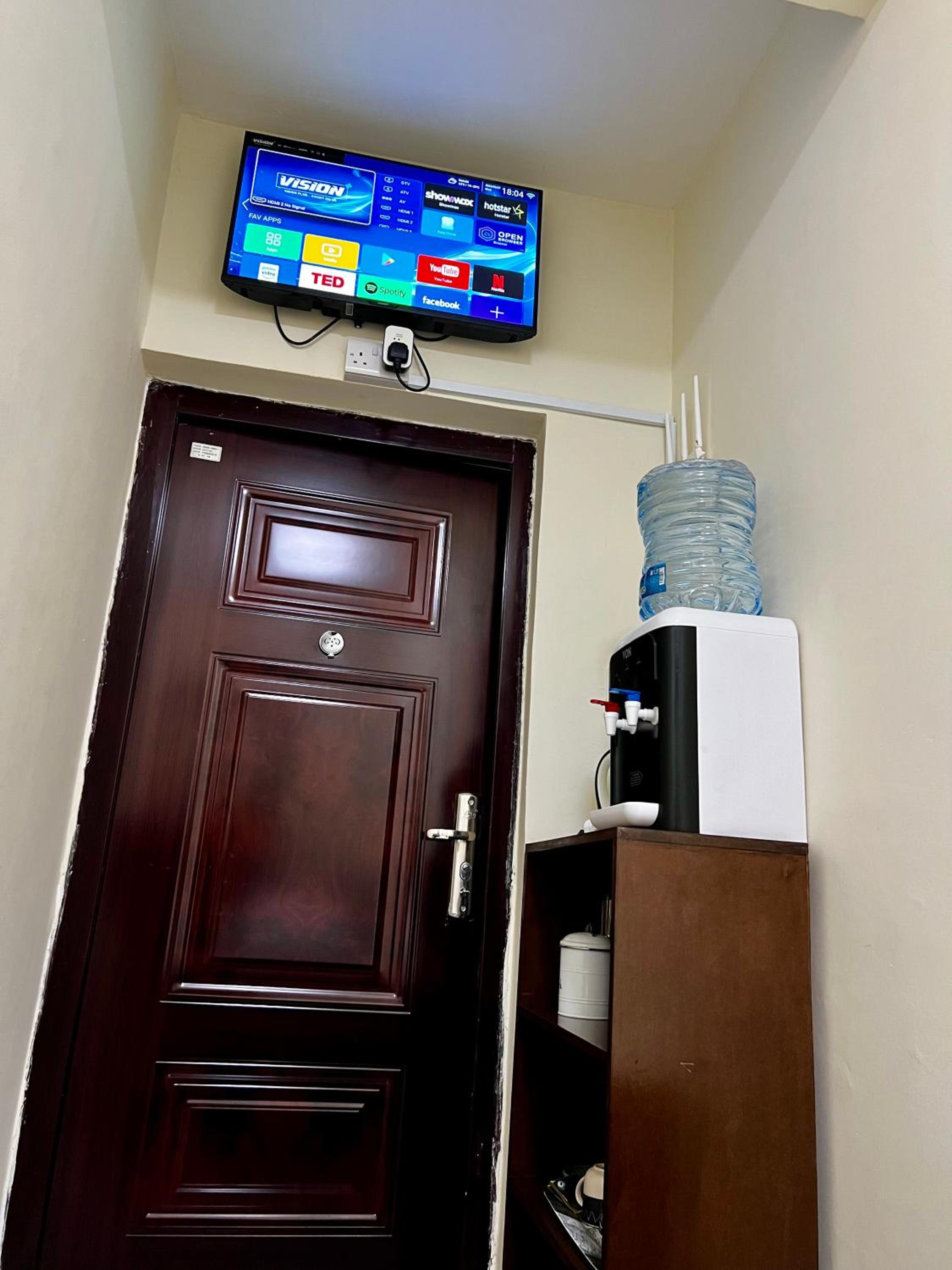 Cozy Ensuite Room in Kilimani - WiFi & Free Parking view 5