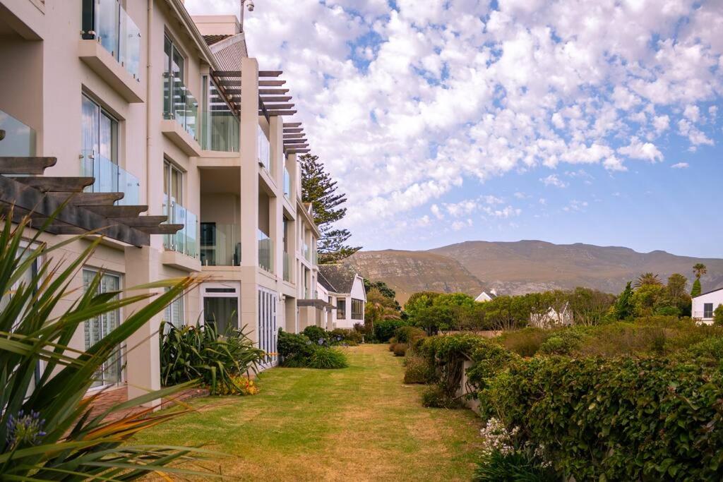 Seaside Serenity: Tranquil Oceanview Retreat view 4