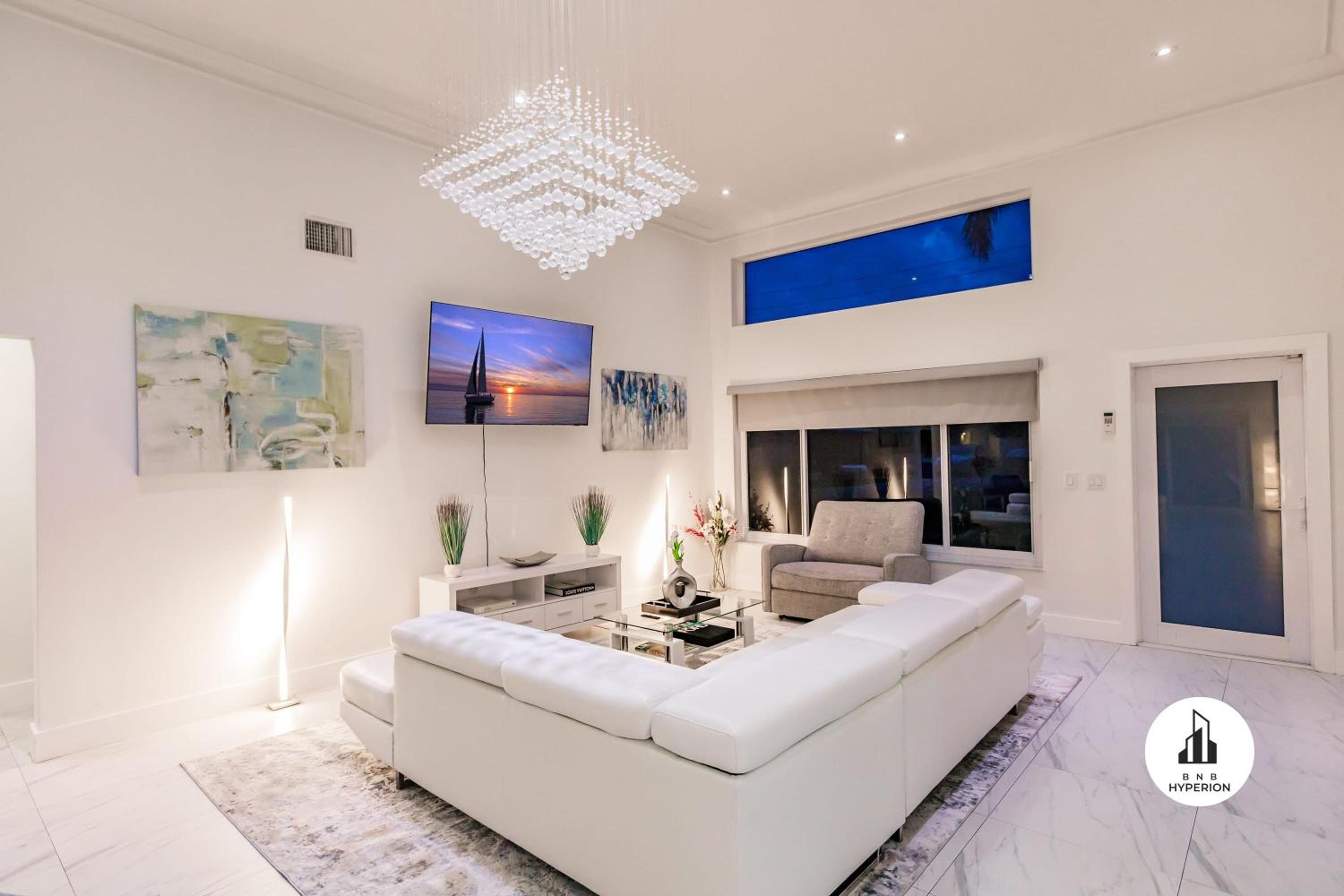 Uhost AI - Luxurious 5B Home w Pool & Lounge