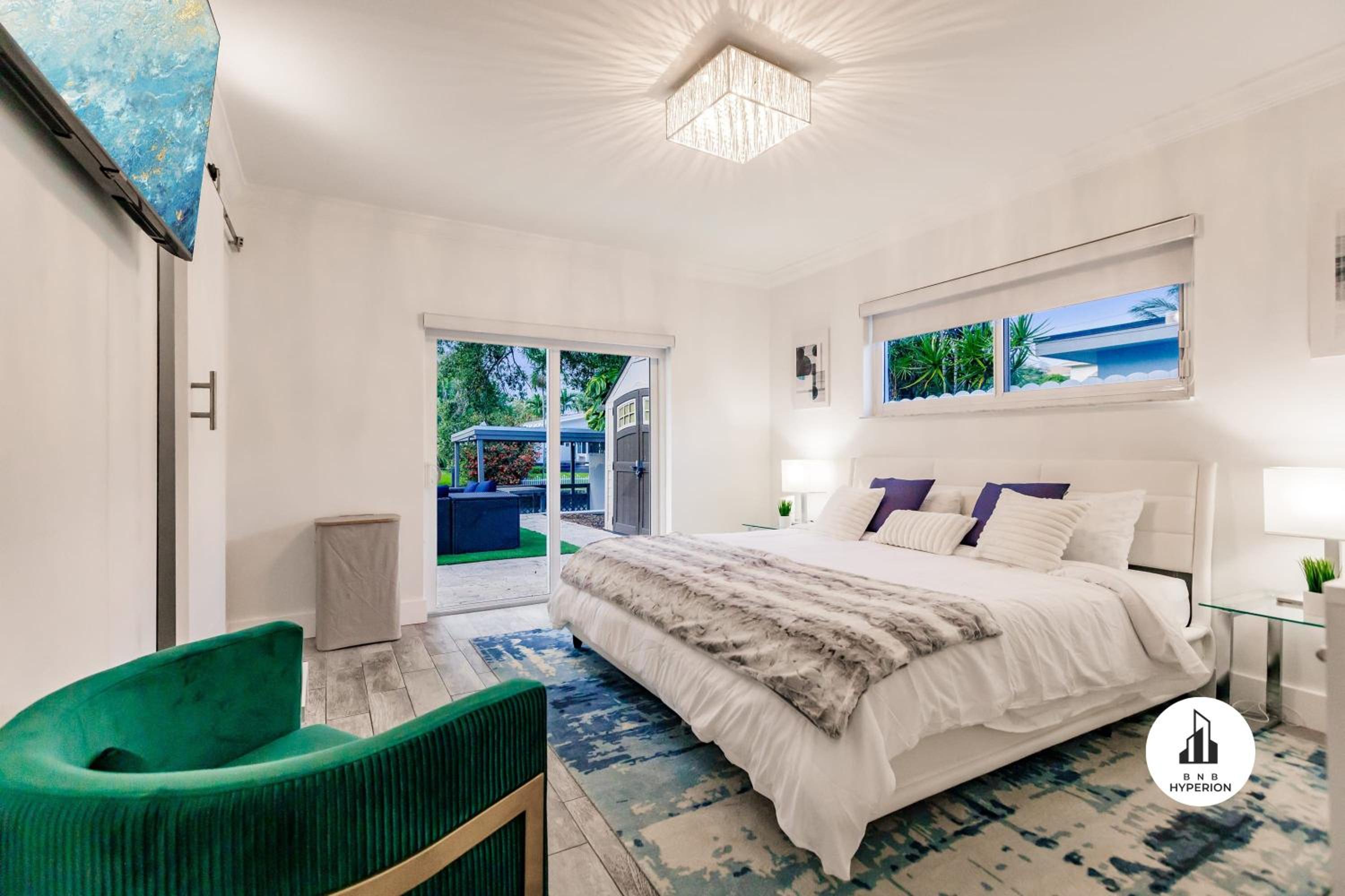 Uhost AI - Luxurious 5B Home w Pool & Lounge