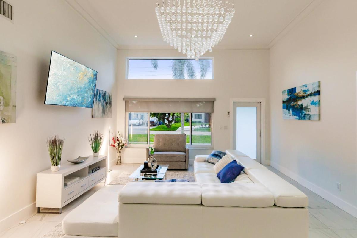 Uhost AI - Luxurious 5B Home w Pool & Lounge