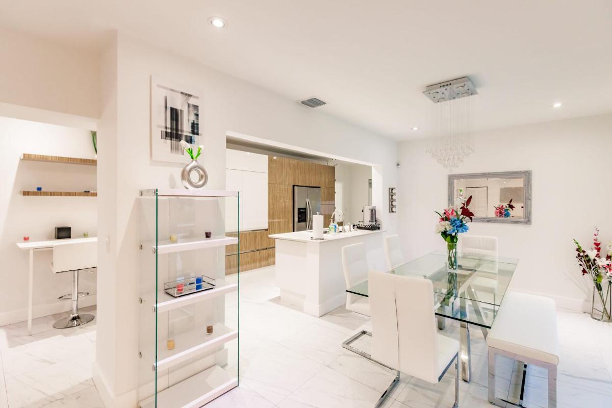 Uhost AI - Luxurious 5B Home w Pool & Lounge