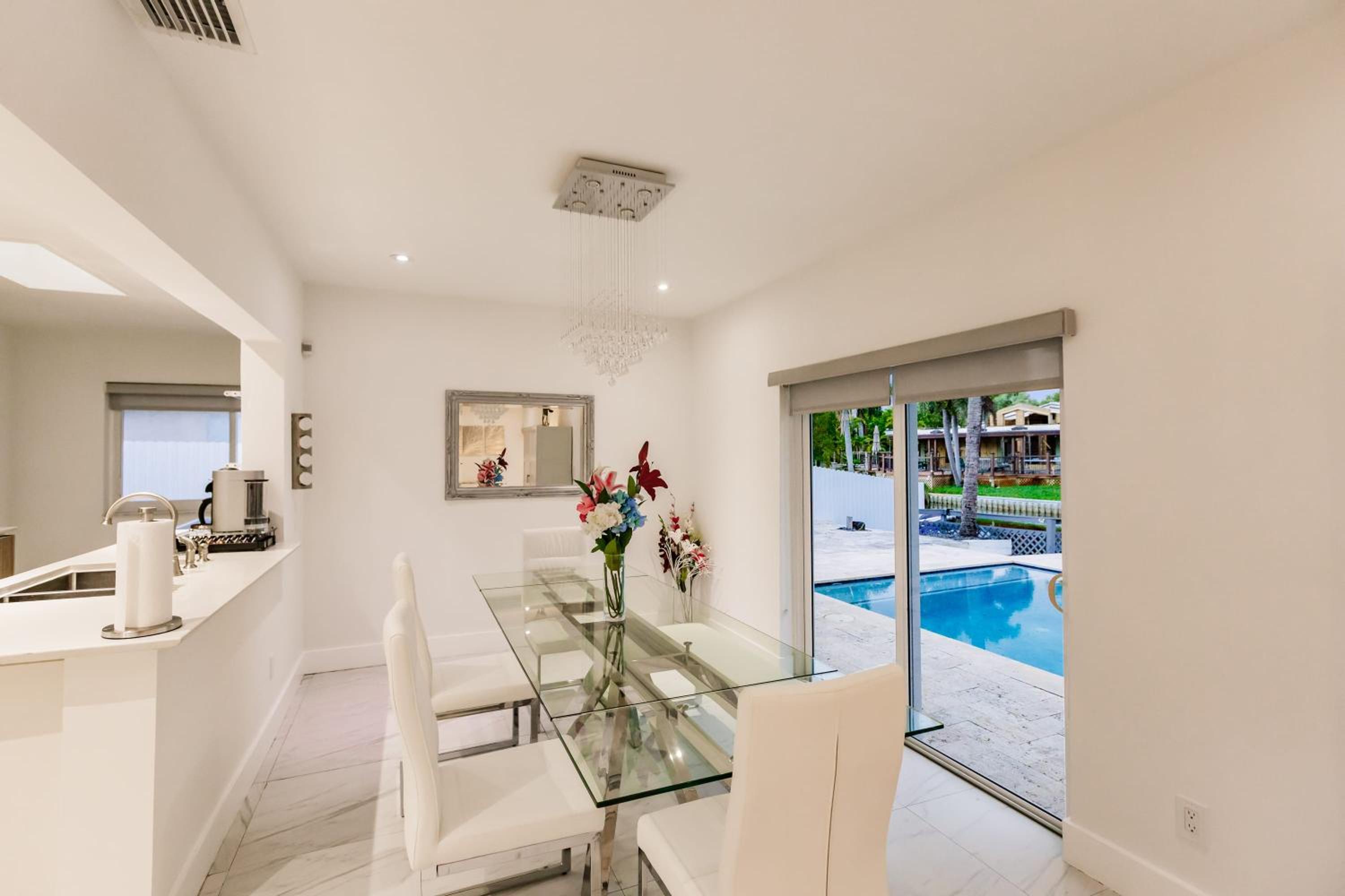 Uhost AI - Luxurious 5B Home w Pool & Lounge