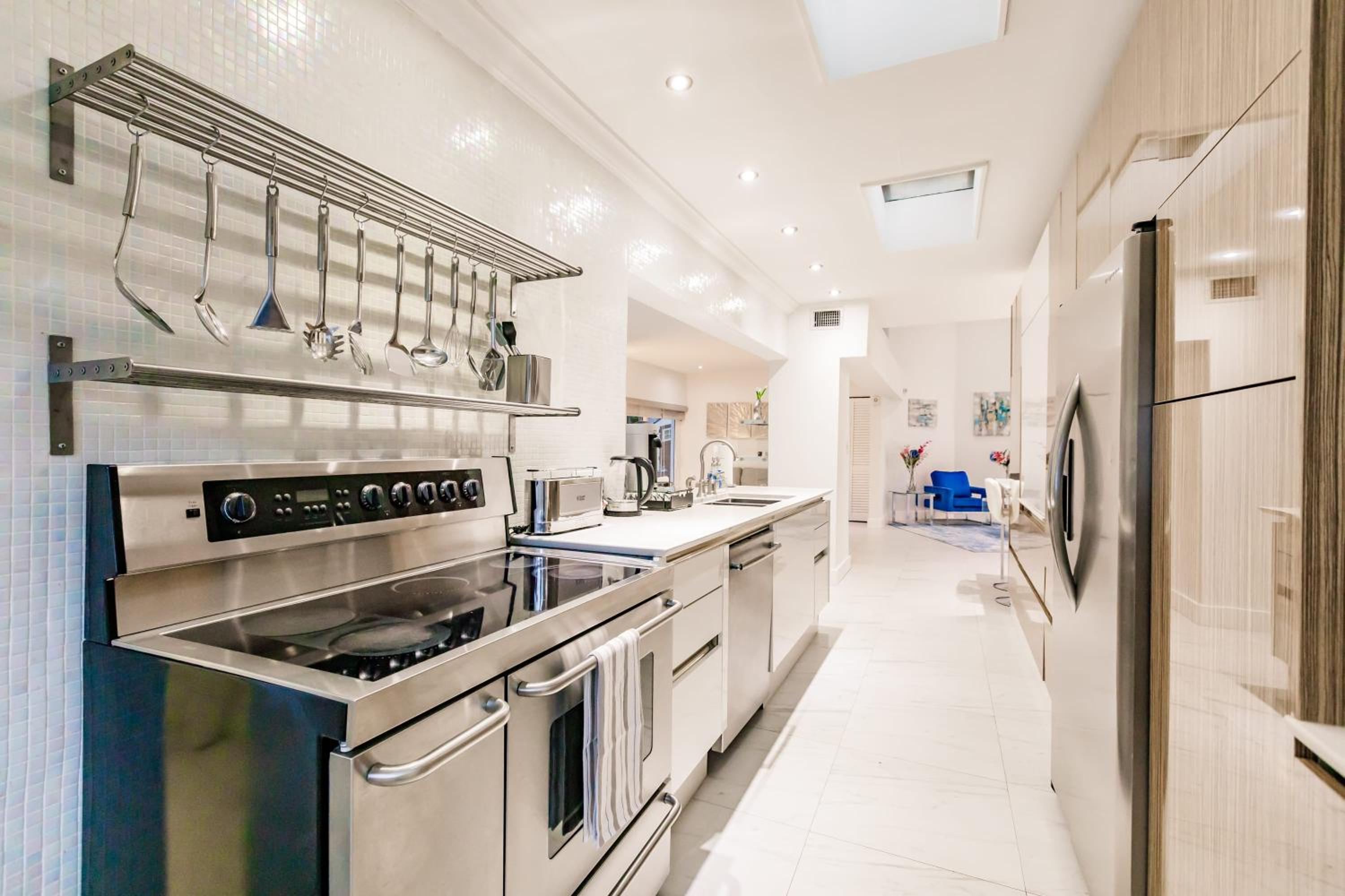 Uhost AI - Luxurious 5B Home w Pool & Lounge