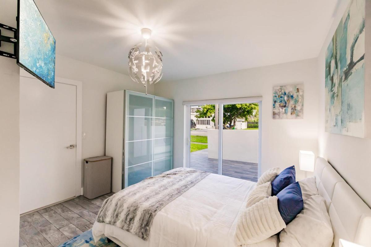 Uhost AI - Luxurious 5B Home w Pool & Lounge