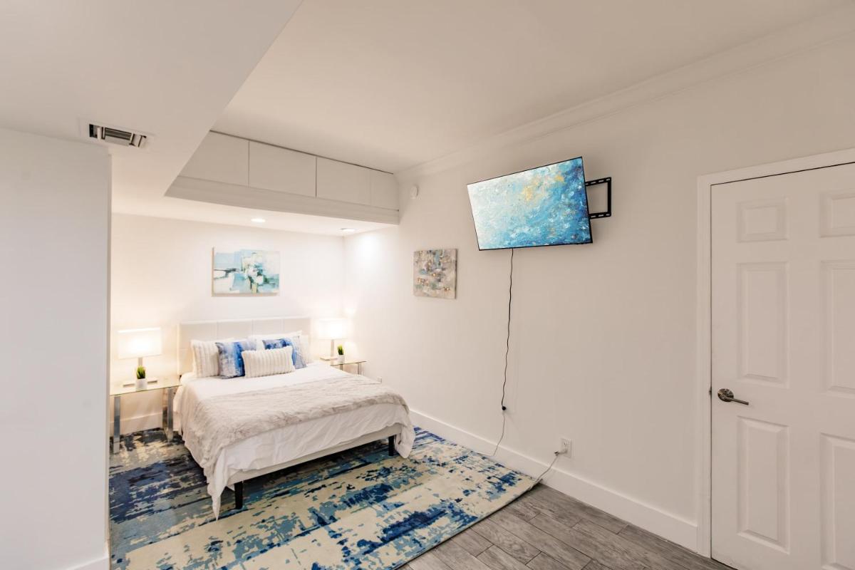 Uhost AI - Luxurious 5B Home w Pool & Lounge