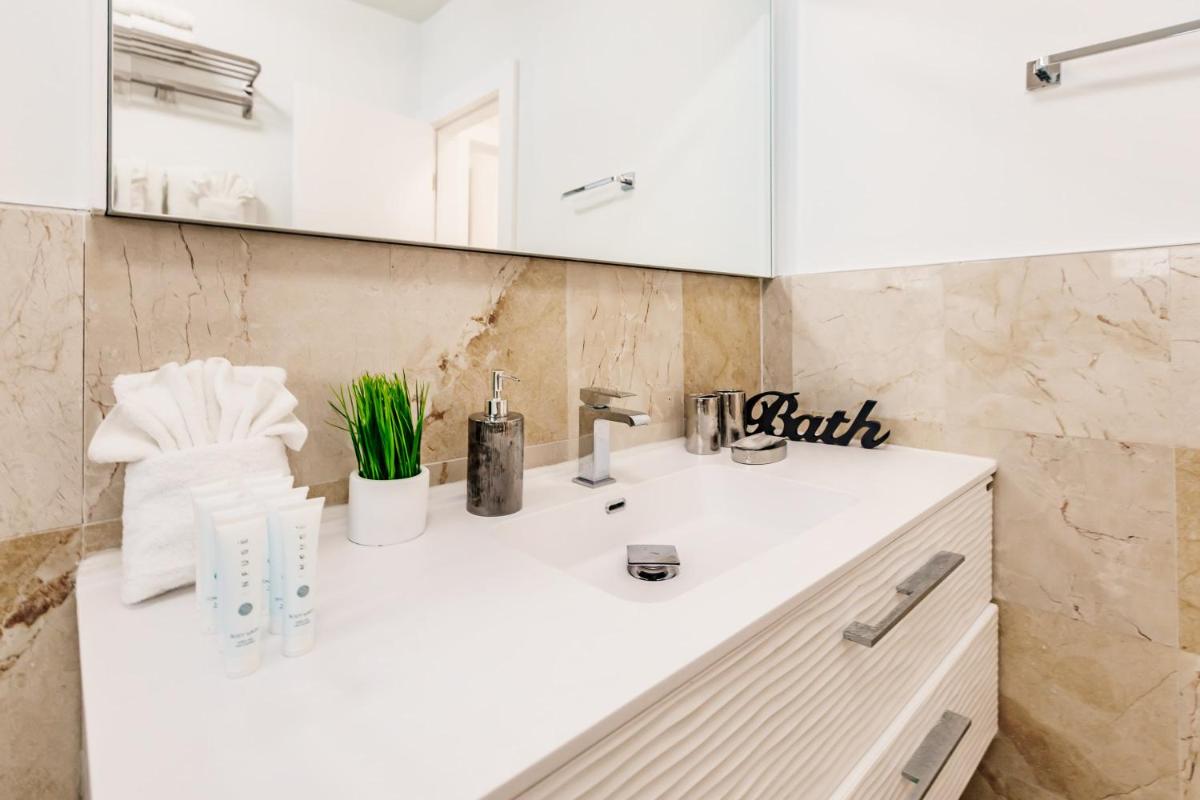 Uhost AI - Luxurious 5B Home w Pool & Lounge
