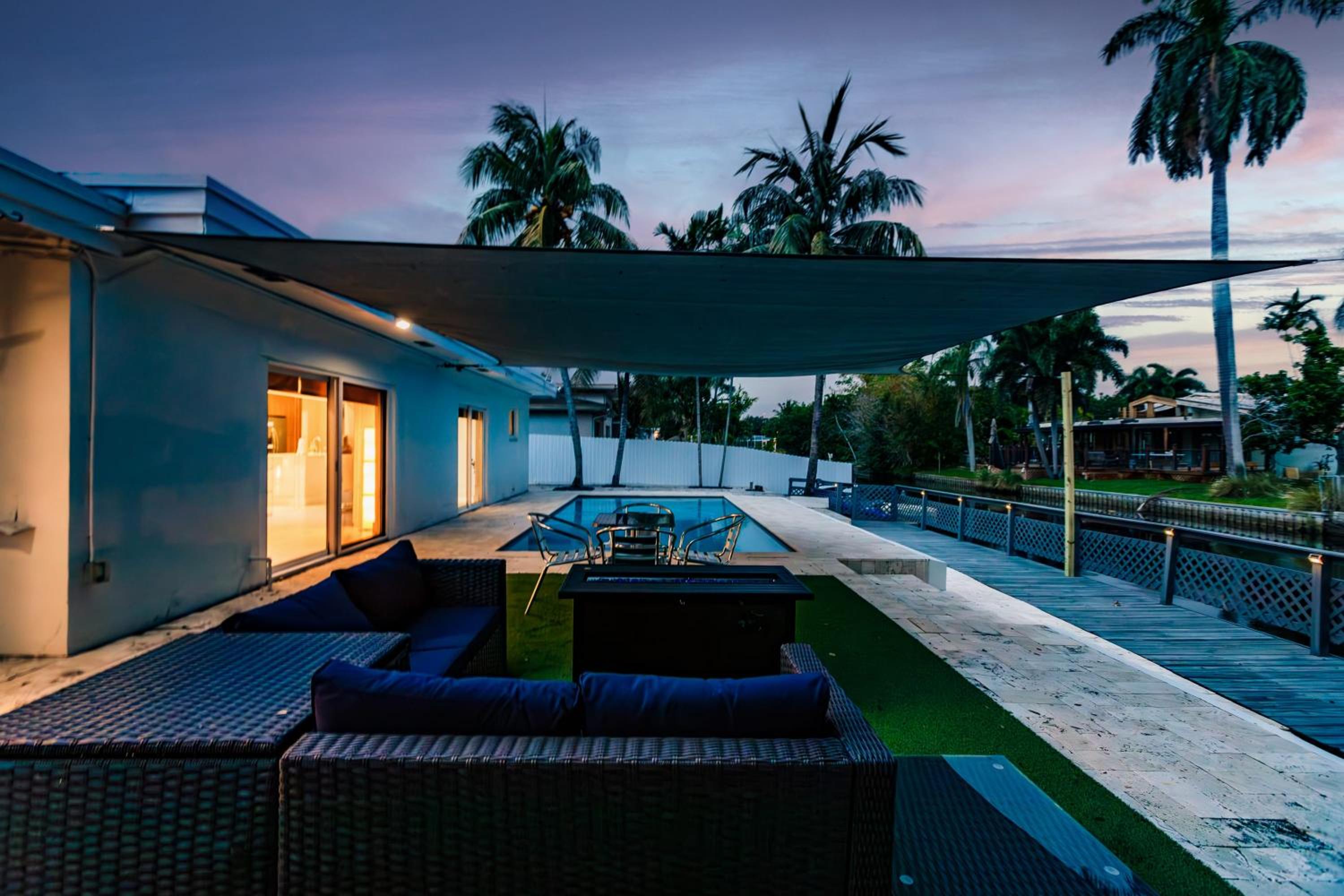 Uhost AI - Luxurious 5B Home w Pool & Lounge