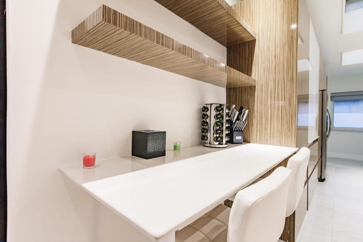 Uhost AI - Luxurious 5B Home w Pool & Lounge