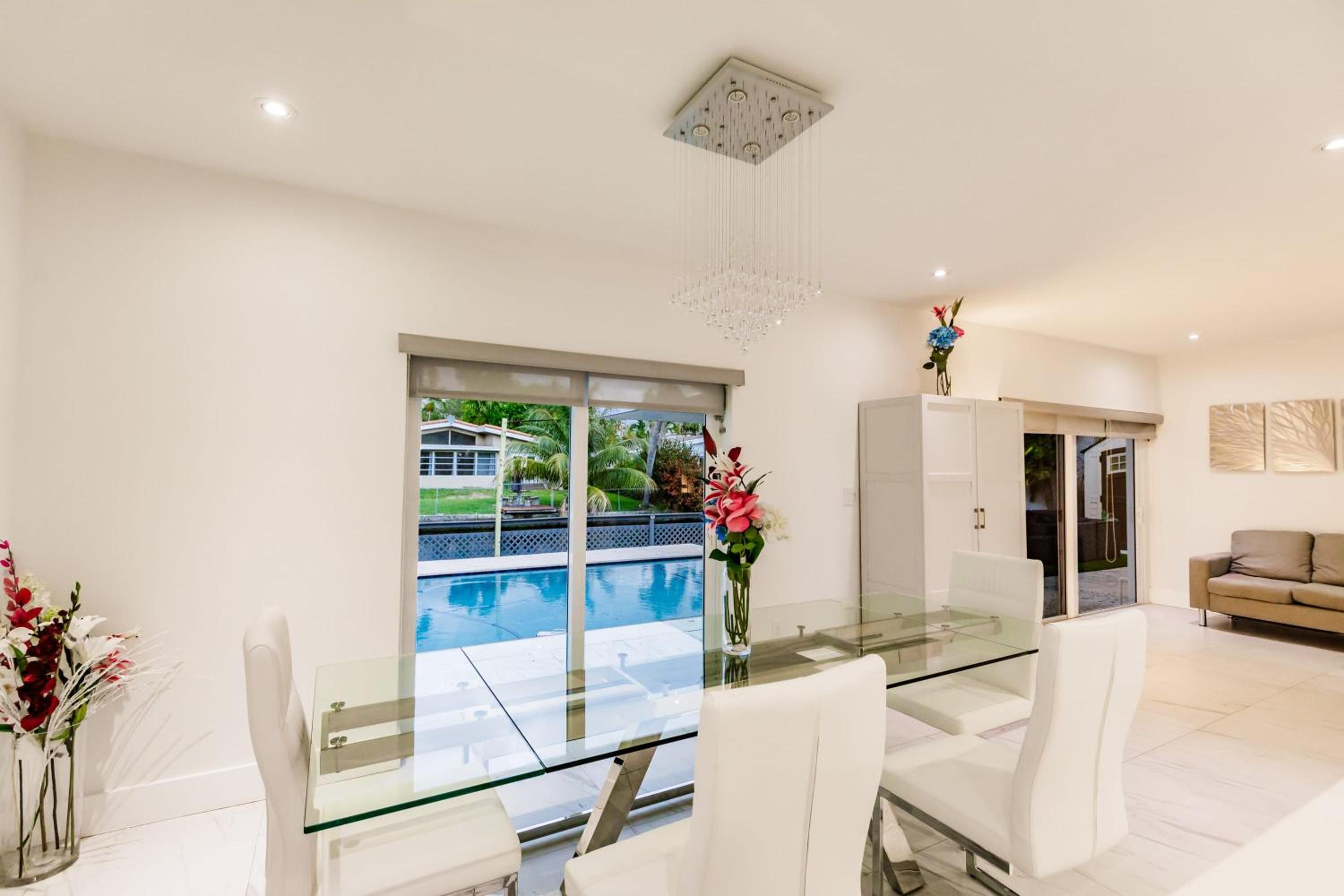 Uhost AI - Luxurious 5B Home w Pool & Lounge