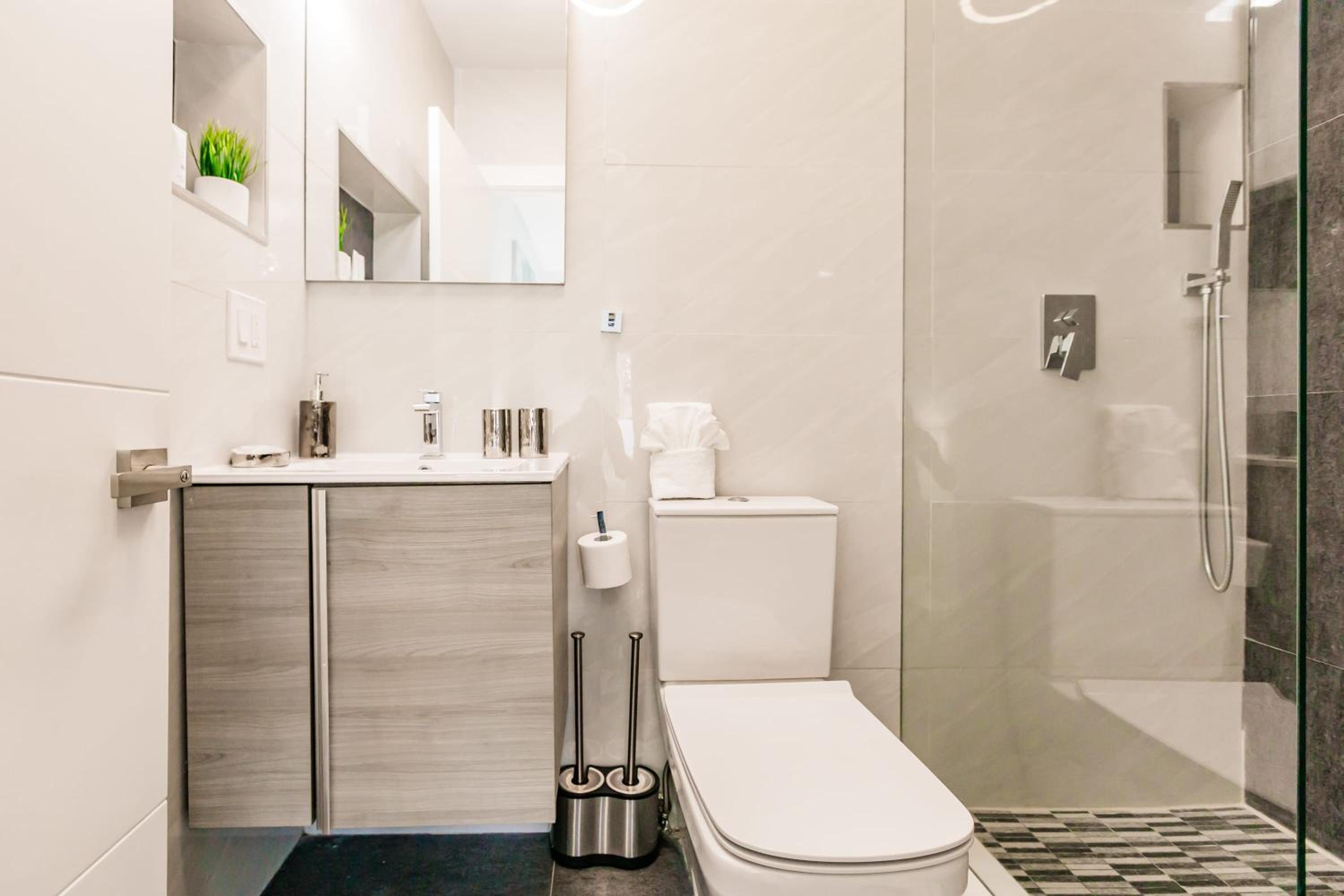 Uhost AI - Luxurious 5B Home w Pool & Lounge