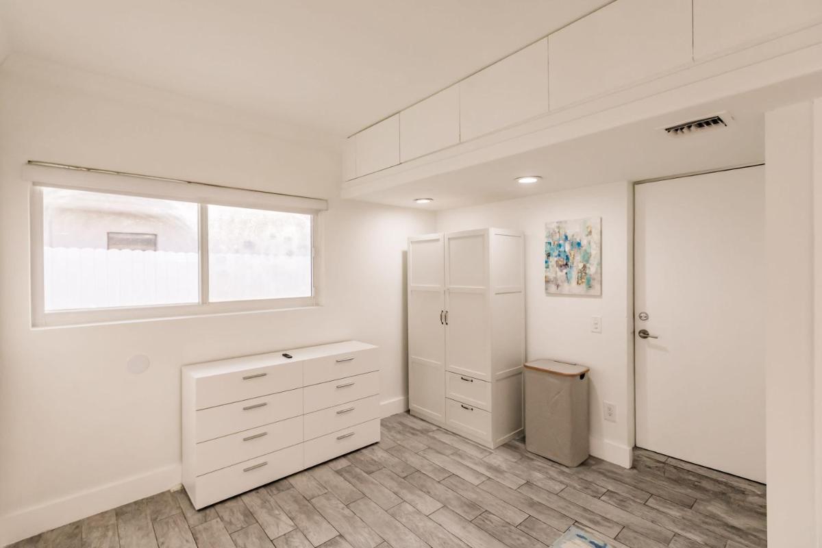 Uhost AI - Luxurious 5B Home w Pool & Lounge