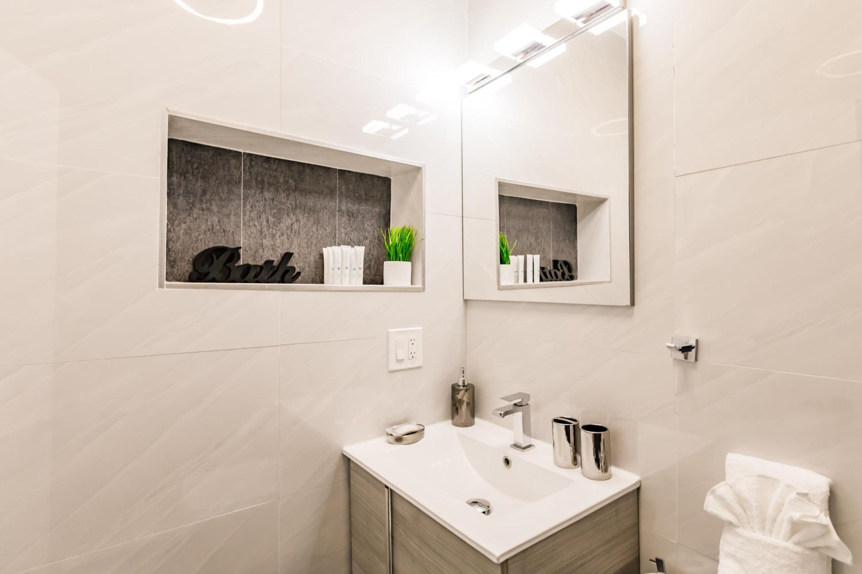 Uhost AI - Luxurious 5B Home w Pool & Lounge