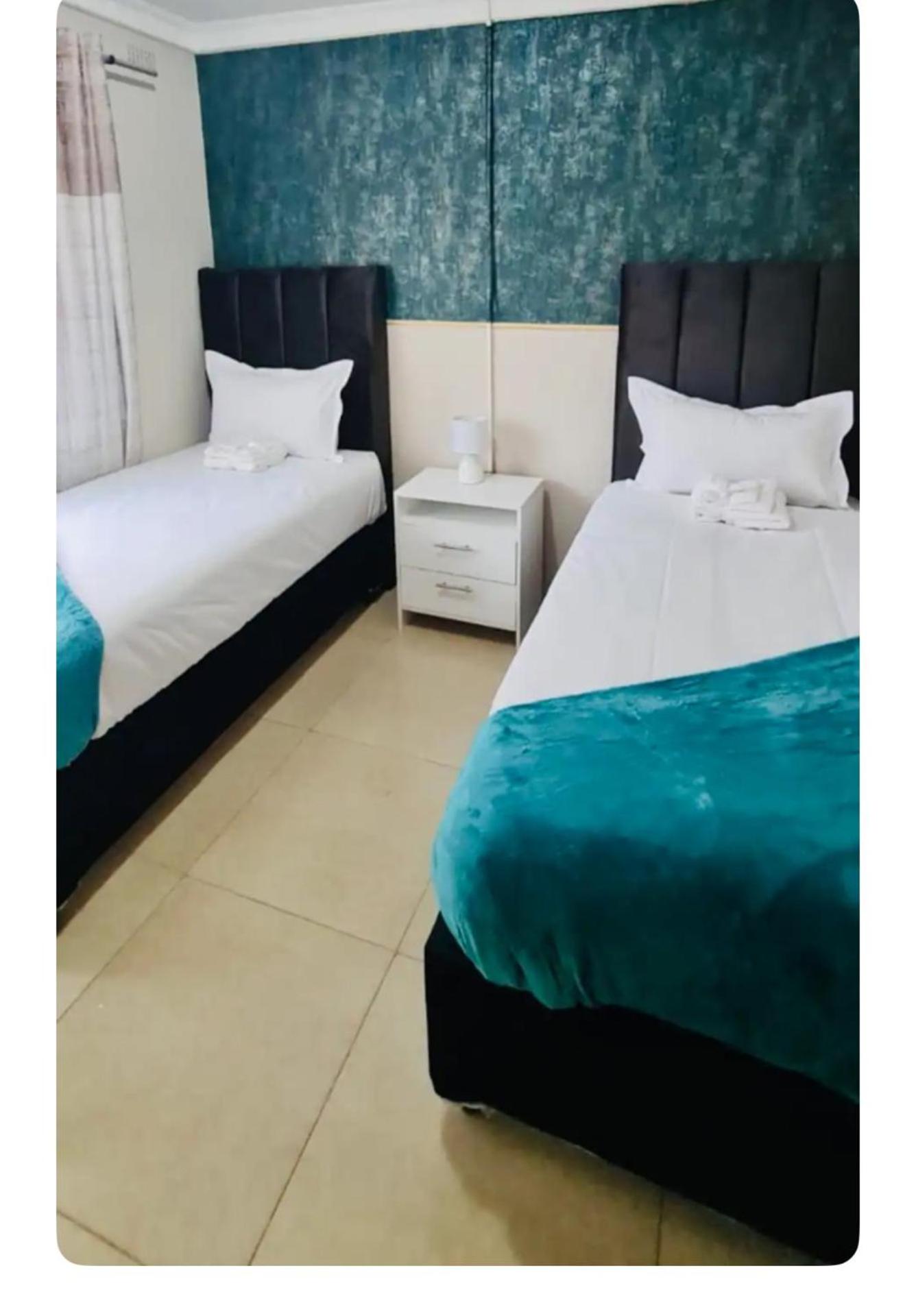 Emerald Suite Sleeps 6 with Free Parking view 4
