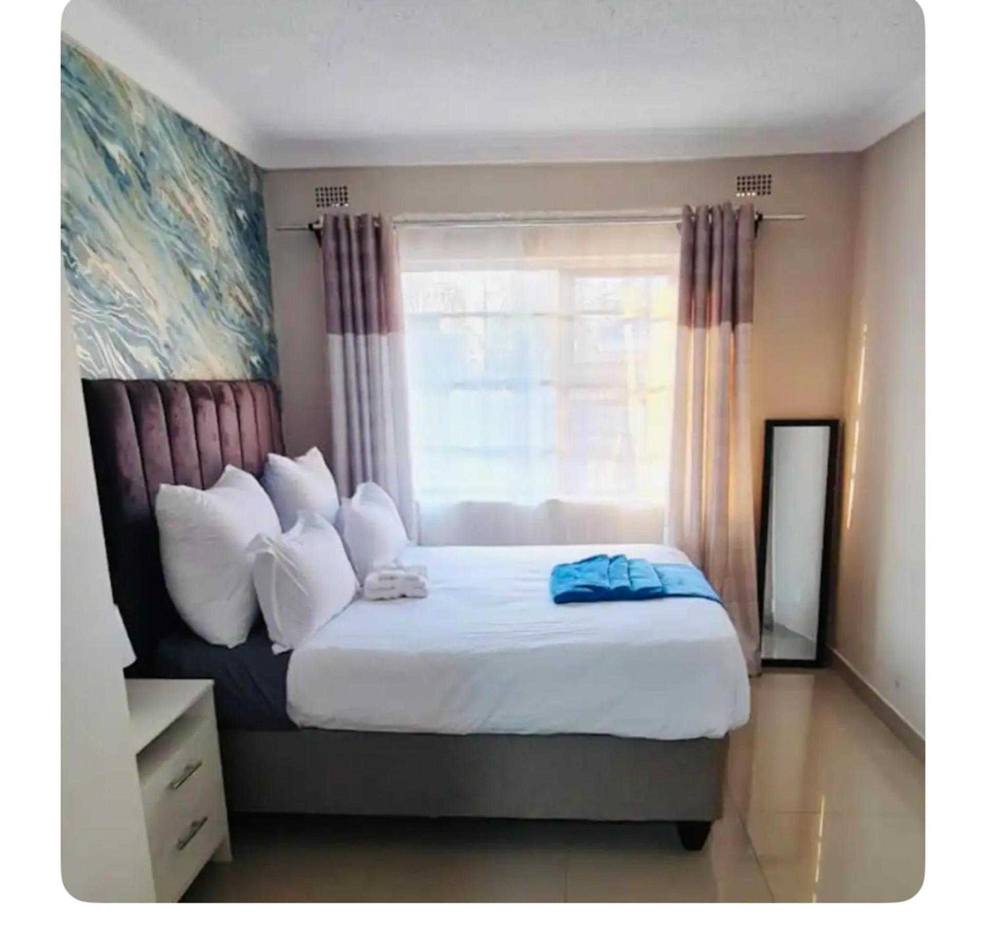 Emerald Suite Sleeps 6 with Free Parking view 2