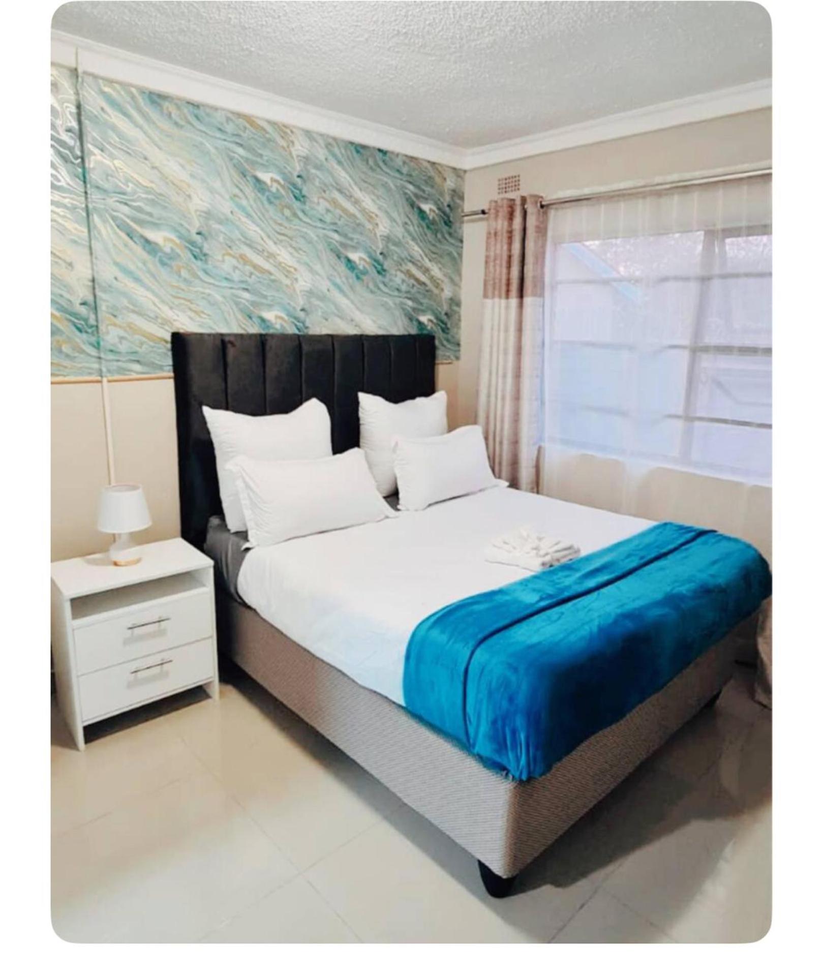 Emerald Suite Sleeps 6 with Free Parking view 3