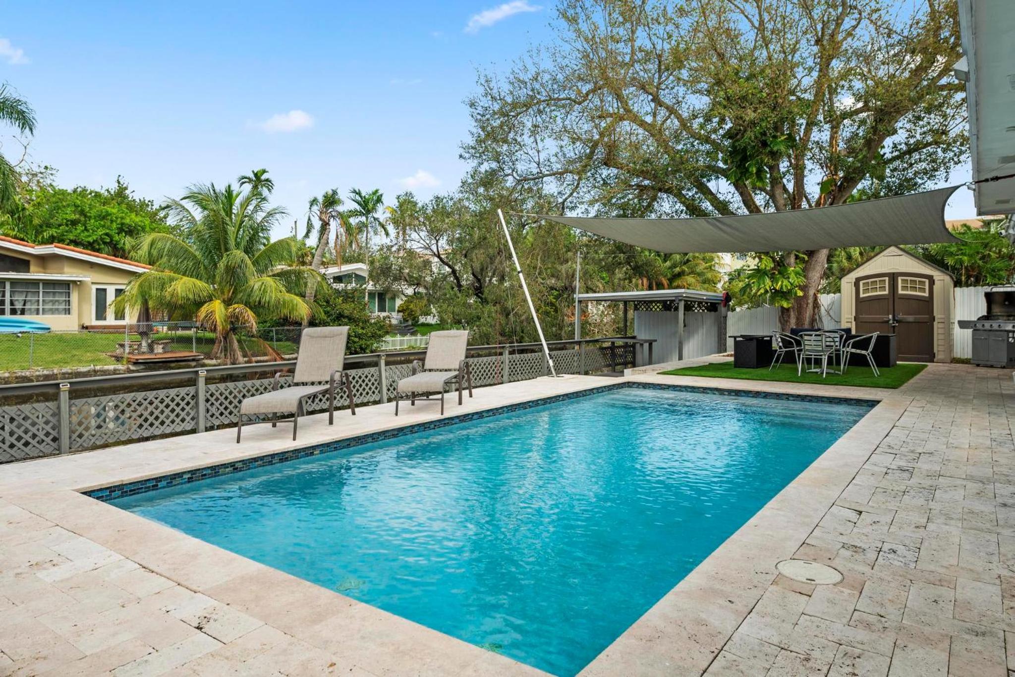 Uhost AI - Luxurious 5B Home w Pool & Lounge