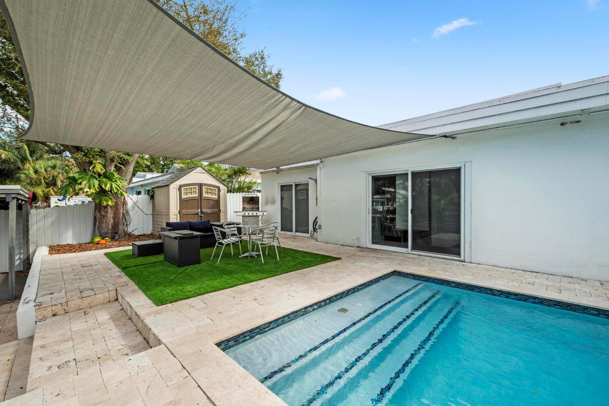 Uhost AI - Luxurious 5B Home w Pool & Lounge