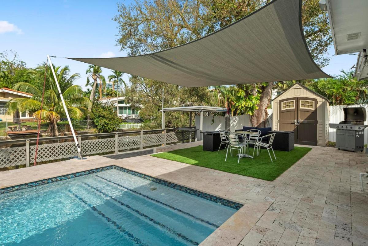 Uhost AI - Luxurious 5B Home w Pool & Lounge