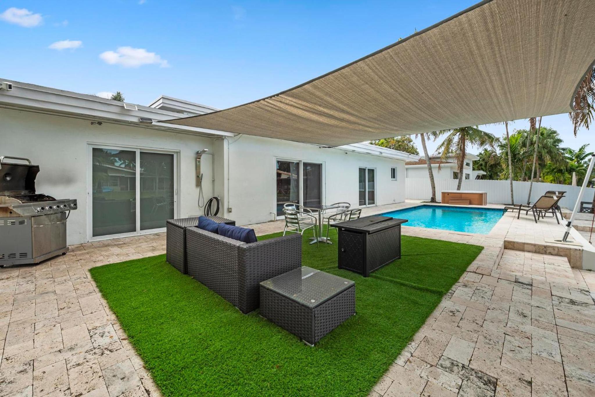Uhost AI - Luxurious 5B Home w Pool & Lounge