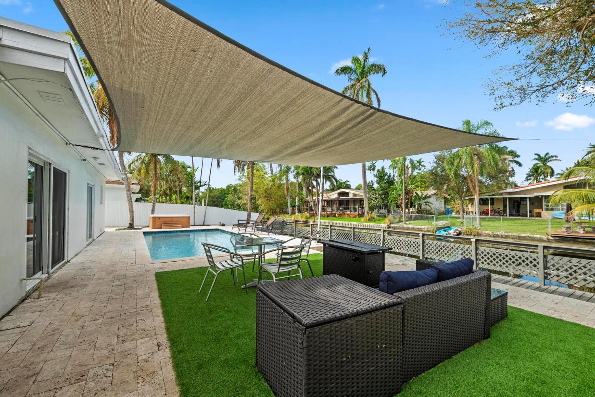 Uhost AI - Luxurious 5B Home w Pool & Lounge