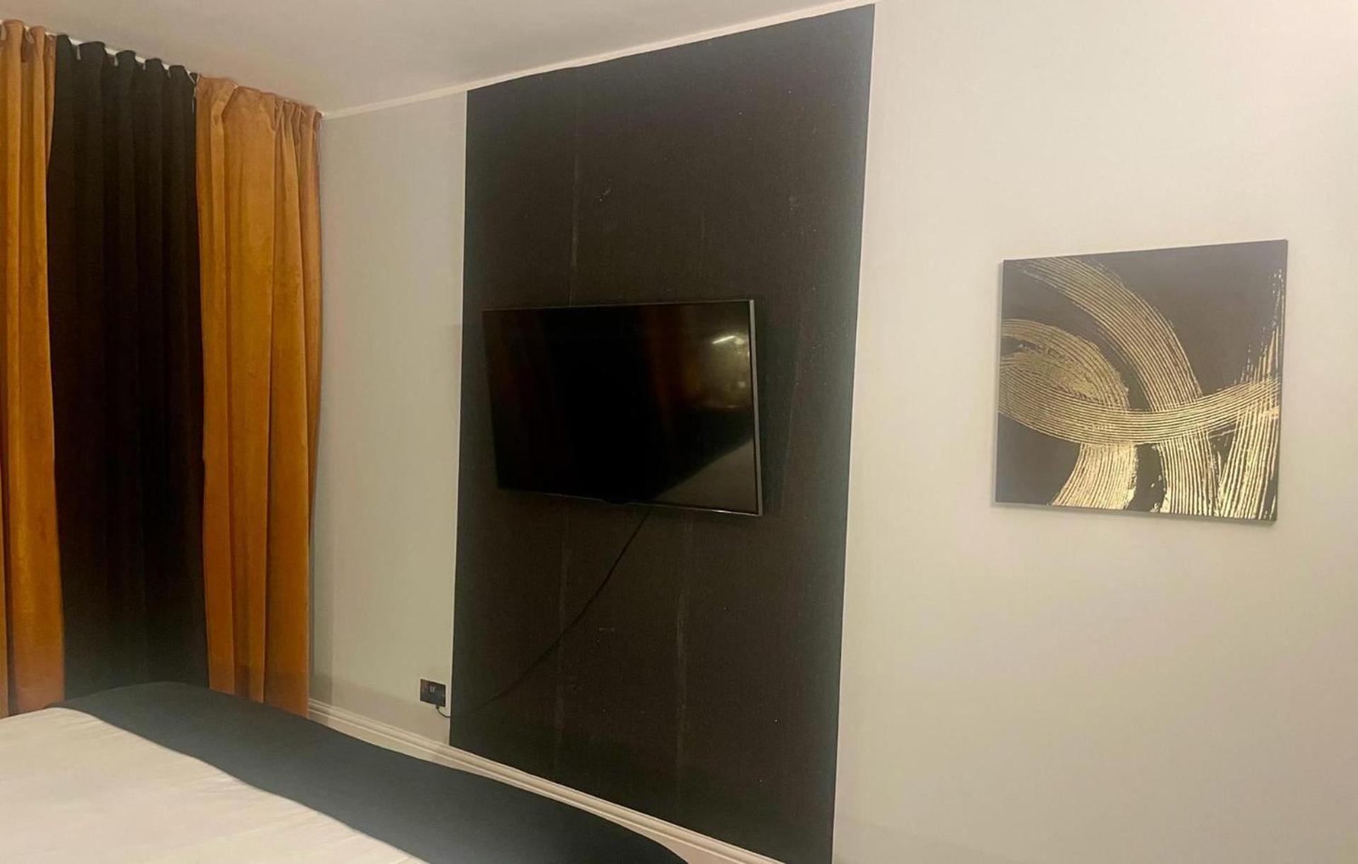 Flat Sleeps 2 with Parking view 3