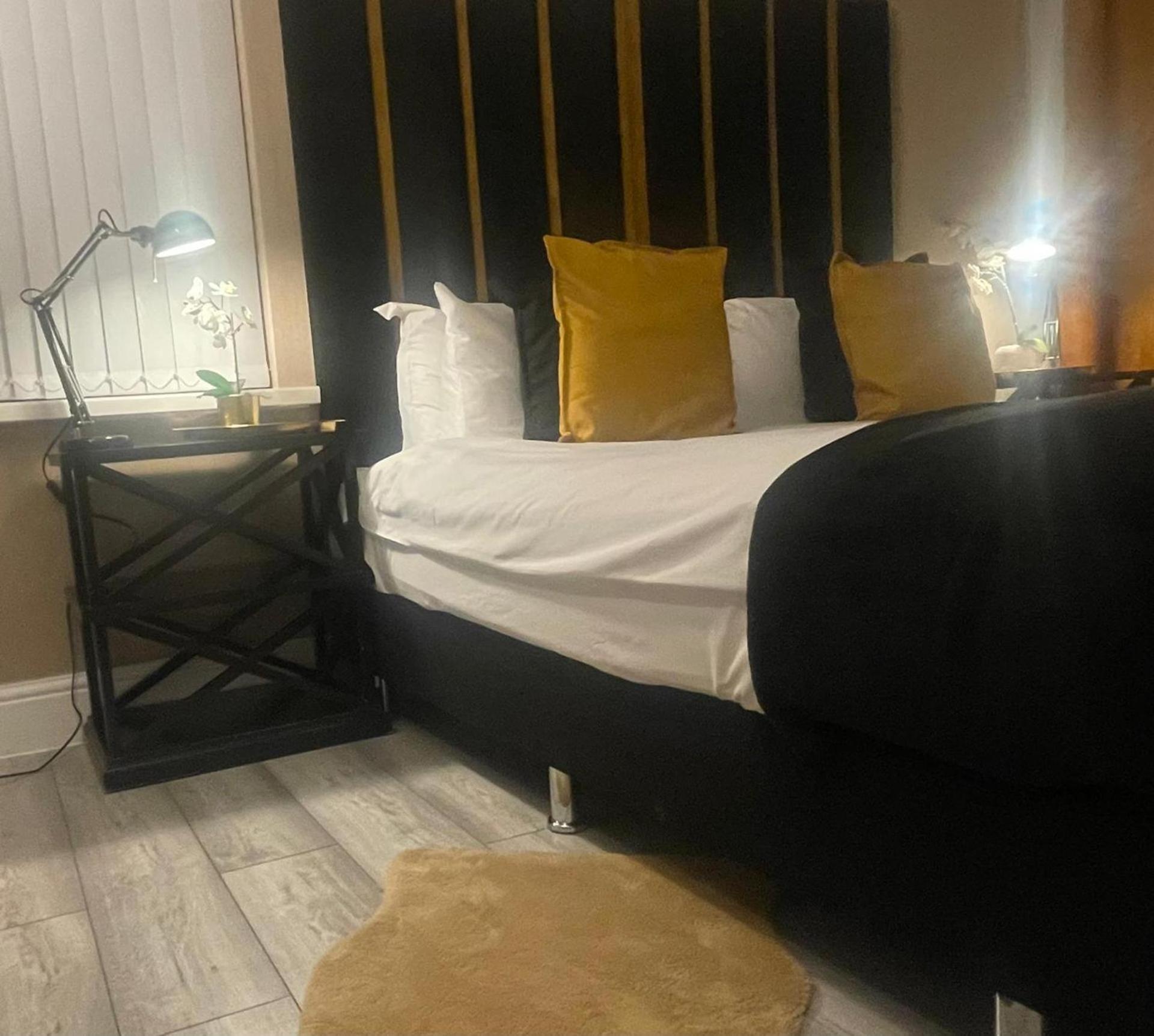 Flat Sleeps 2 with Parking view 5