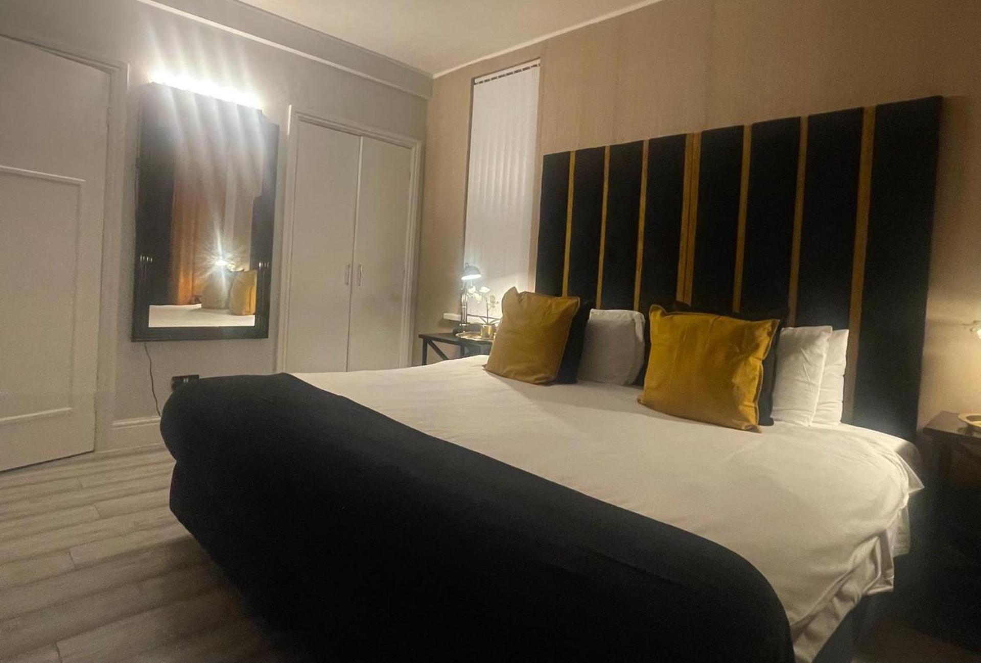 Flat Sleeps 2 with Parking view 4
